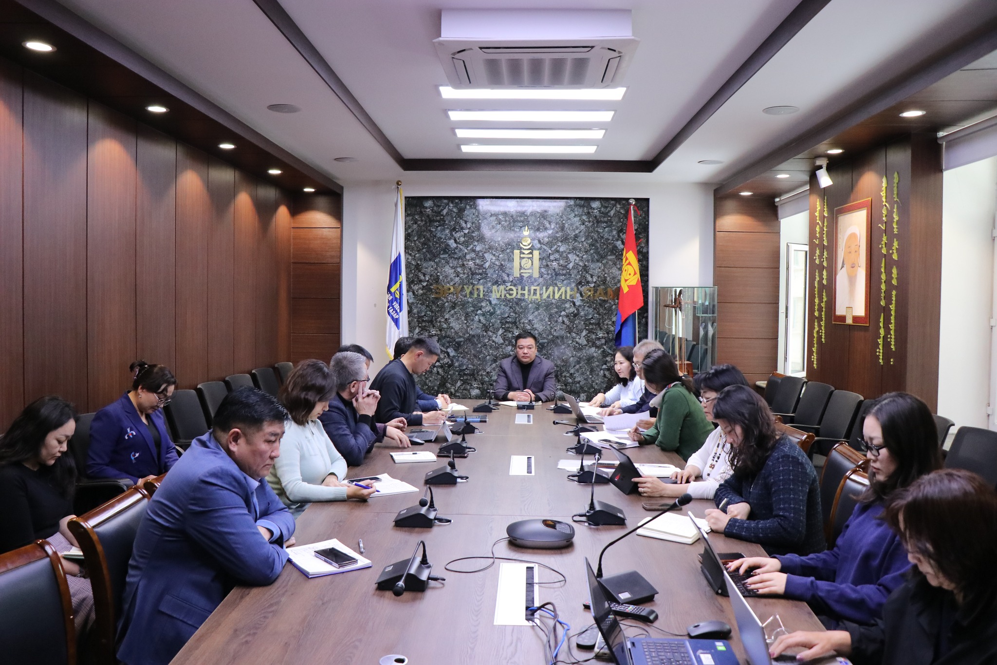   Сурагчдын амралтад зохицуулалт хийхээр хуралдаж байна 