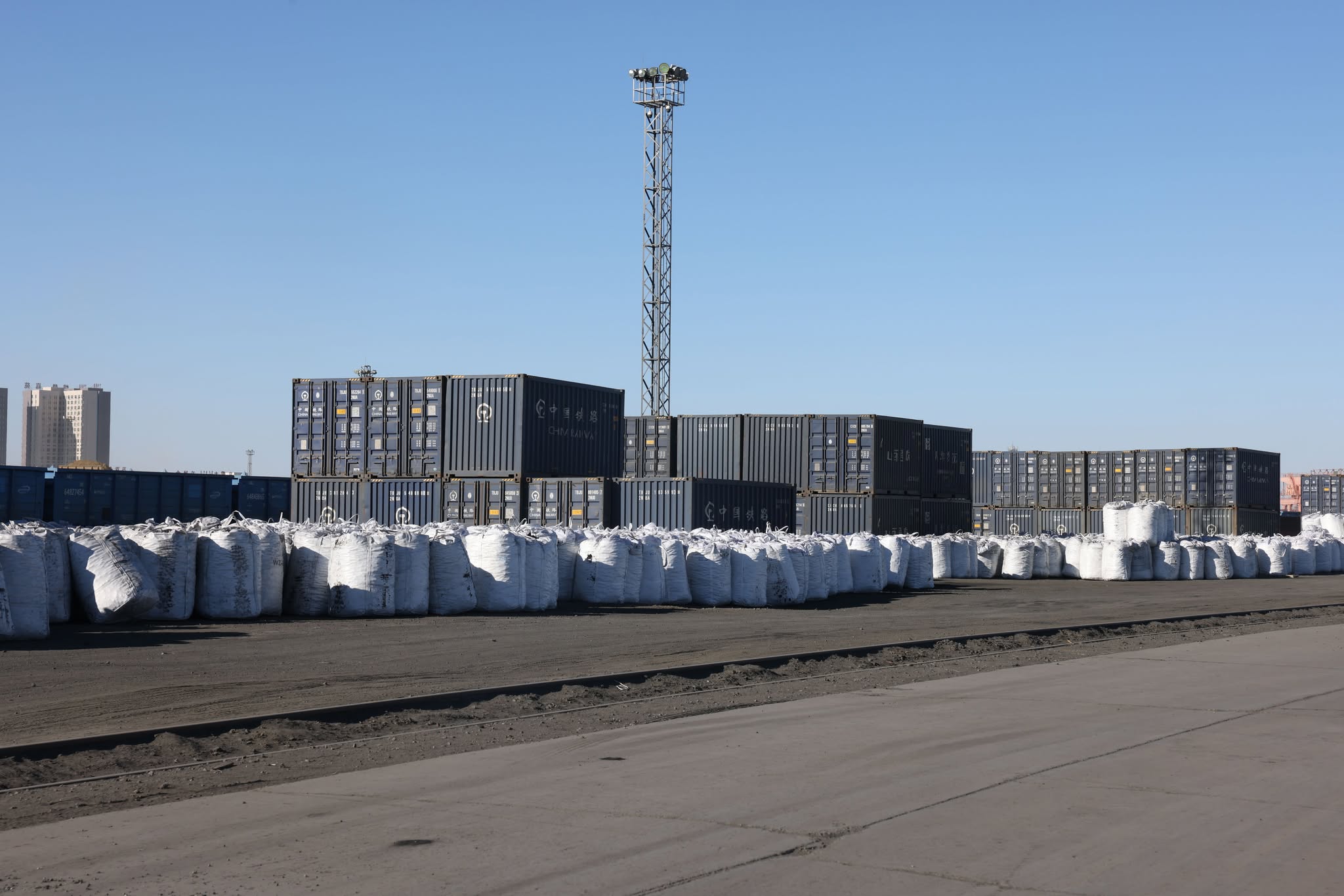 Эрээн хотод нийт 8000 гаруй тонн хагас коксон шахмал түлшний нөөц бүрдүүлжээ