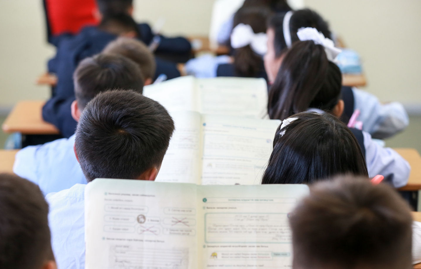 Даваа гарагаас бага ангиуд танхимаар, дунд ангиуд цахимаар орно 