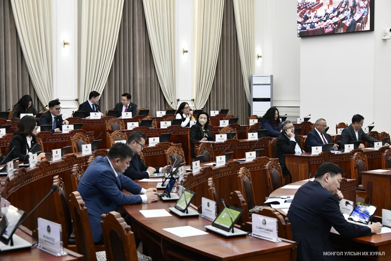 Цагаан cap, наадам  амралтын өдрүүдтэй давхцвал ажлын өдрүүдэд шилжүүлэх хуулийг дэмжлээ 