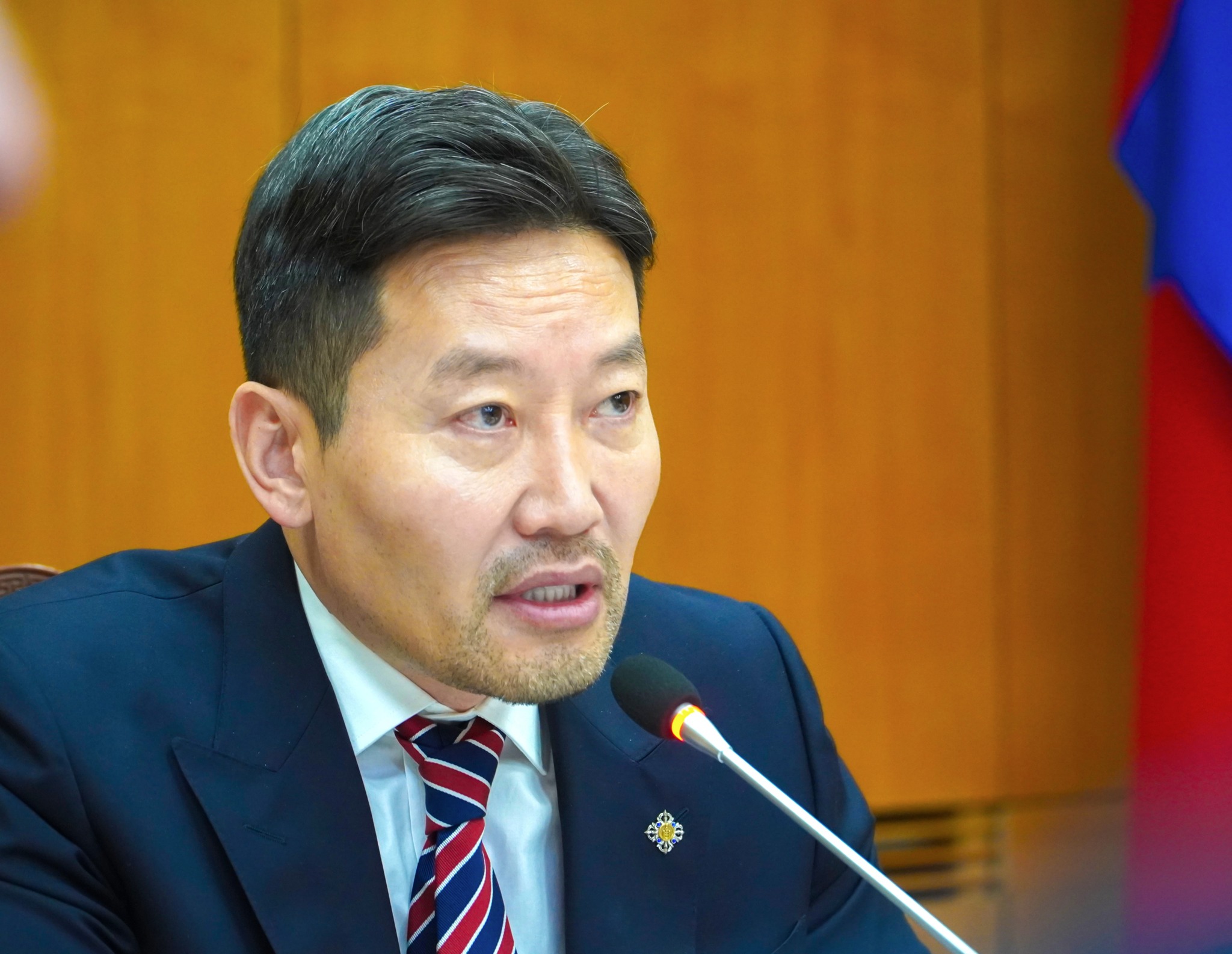 Өвөлжилт хүндэрч эхэлсэн аймгуудад улсын нөөцөөс өвс тэжээл хүргүүлж, газар дээр нь ажиллана