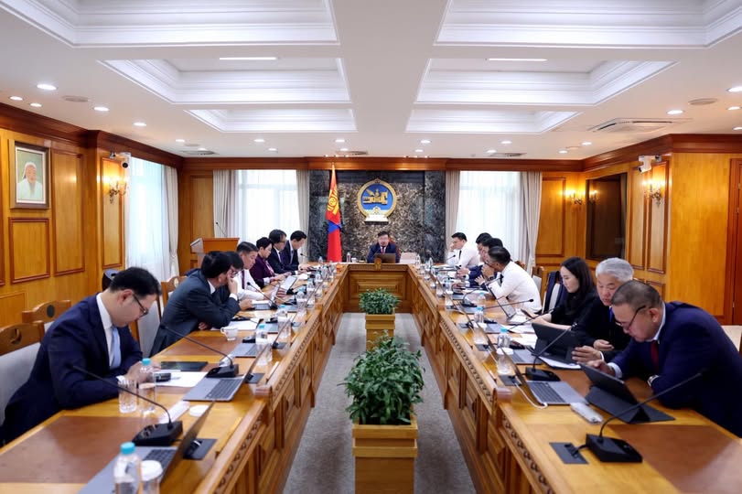 Засгийн газар хуралдаж байна 