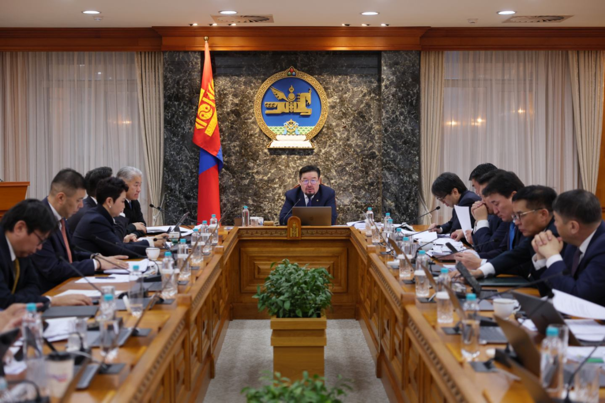 Хяналтын болон бүтээмжийн менежерүүдийг цомхотгож, дэд сайд нарыг томиллоо