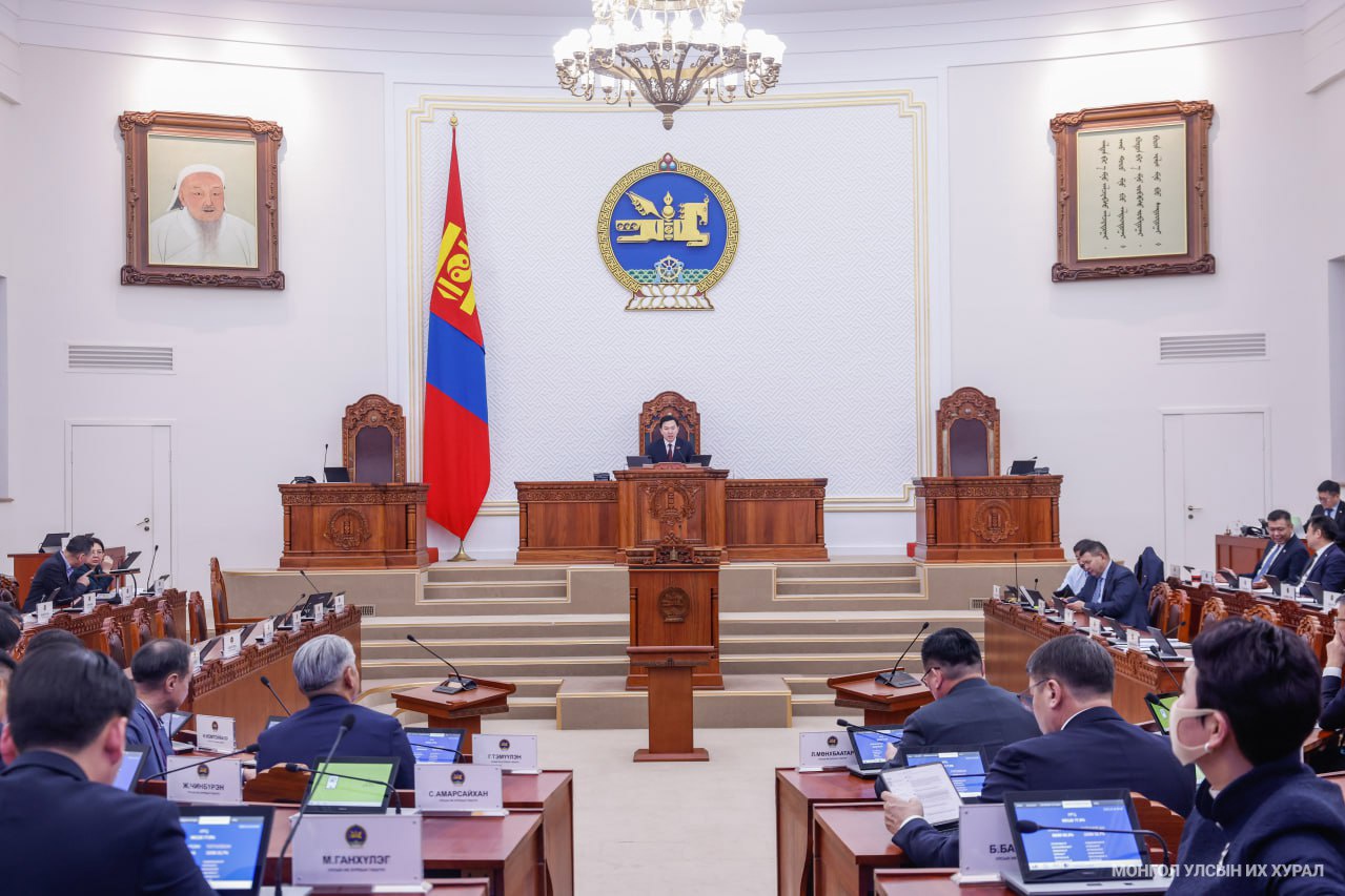 Наадам, цагаан сар амралтын өдөр таарвал ажлын өдөрт шилжүүлэх хуулийг дэмжсэнгүй, буцаав