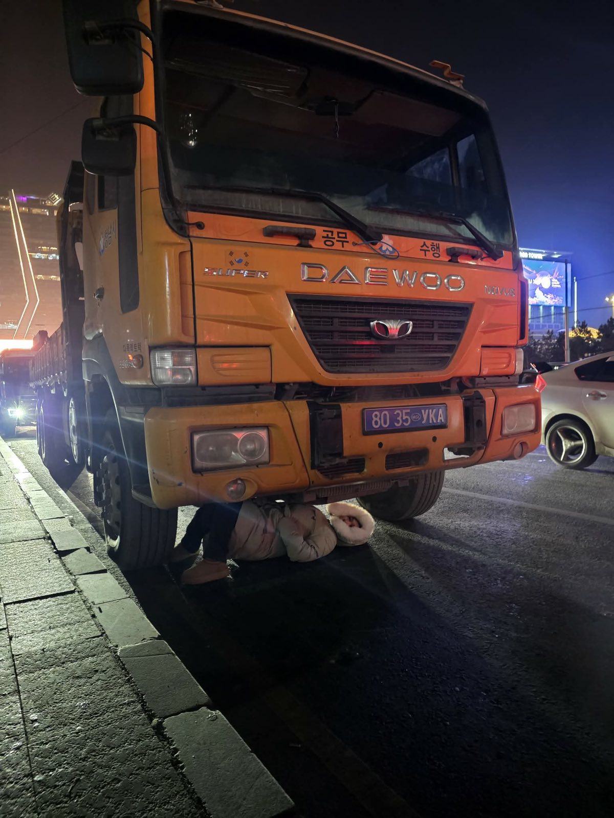 ТҮЦ-ийг нь нүүлгэнэ гэхэд хазаж, маажиж, машин доогуур орж хэвтэж, сүрдүүлжээ