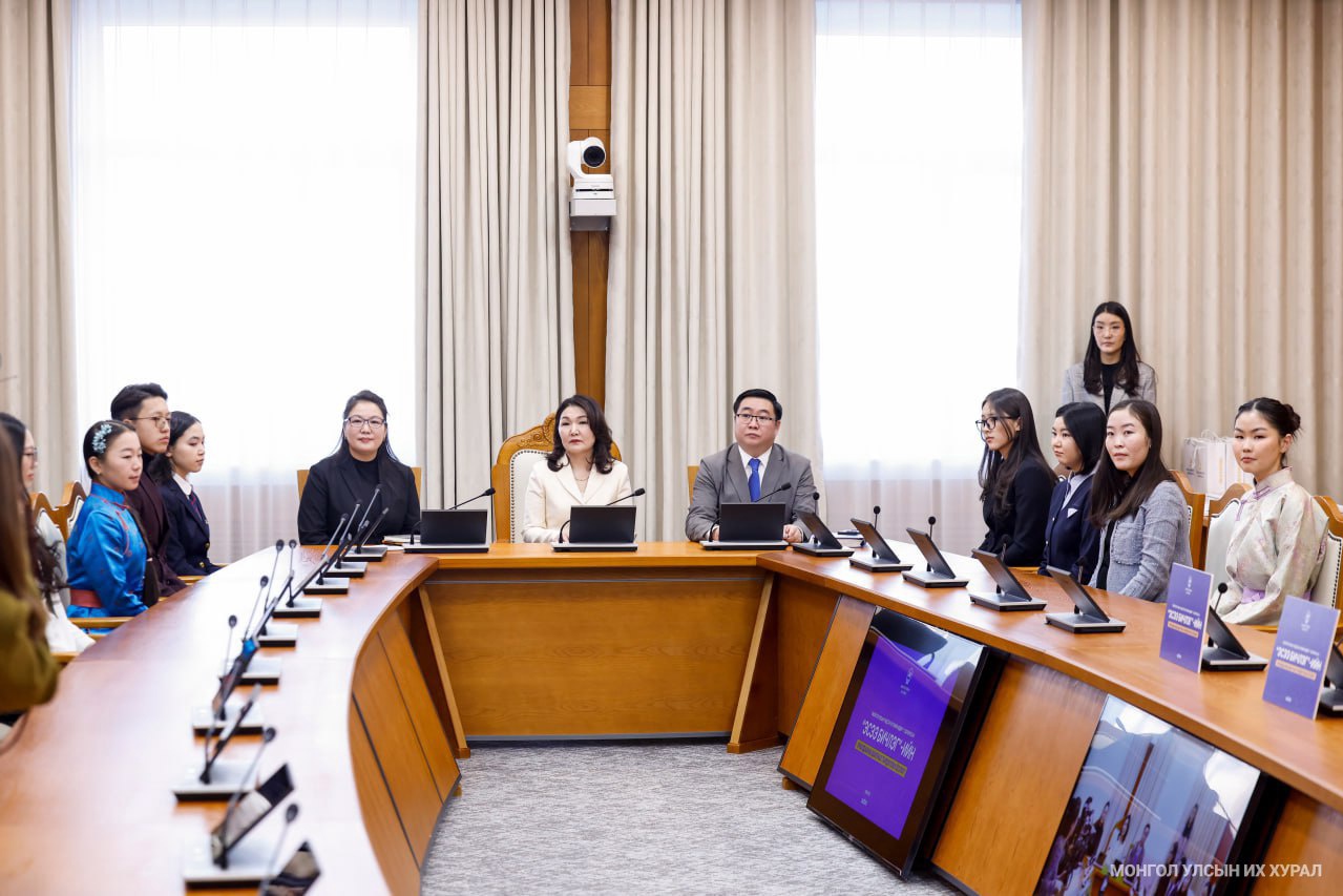 “Монгол Улсын Үндсэн хуулийн өдөр”-т зориулсан эсээ бичлэгийн уралдааны шилдгүүдэд шагнал гардуулав