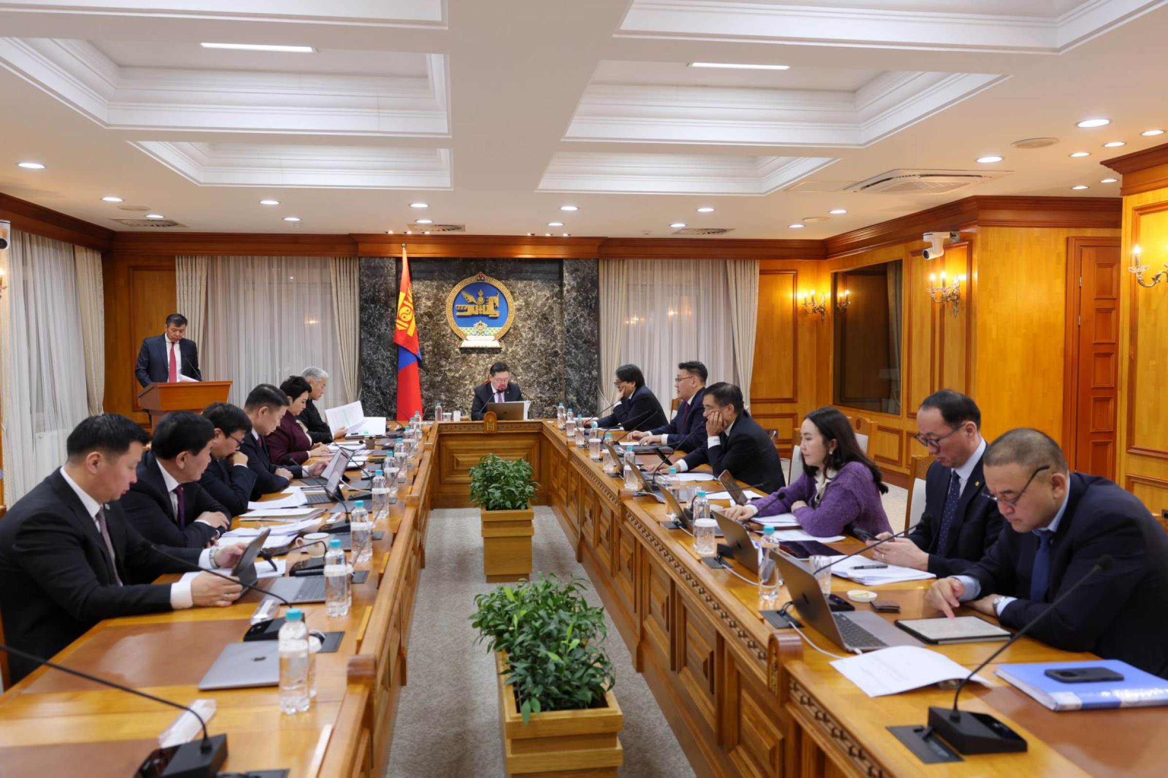 Засгийн газар хуралдаж байна 