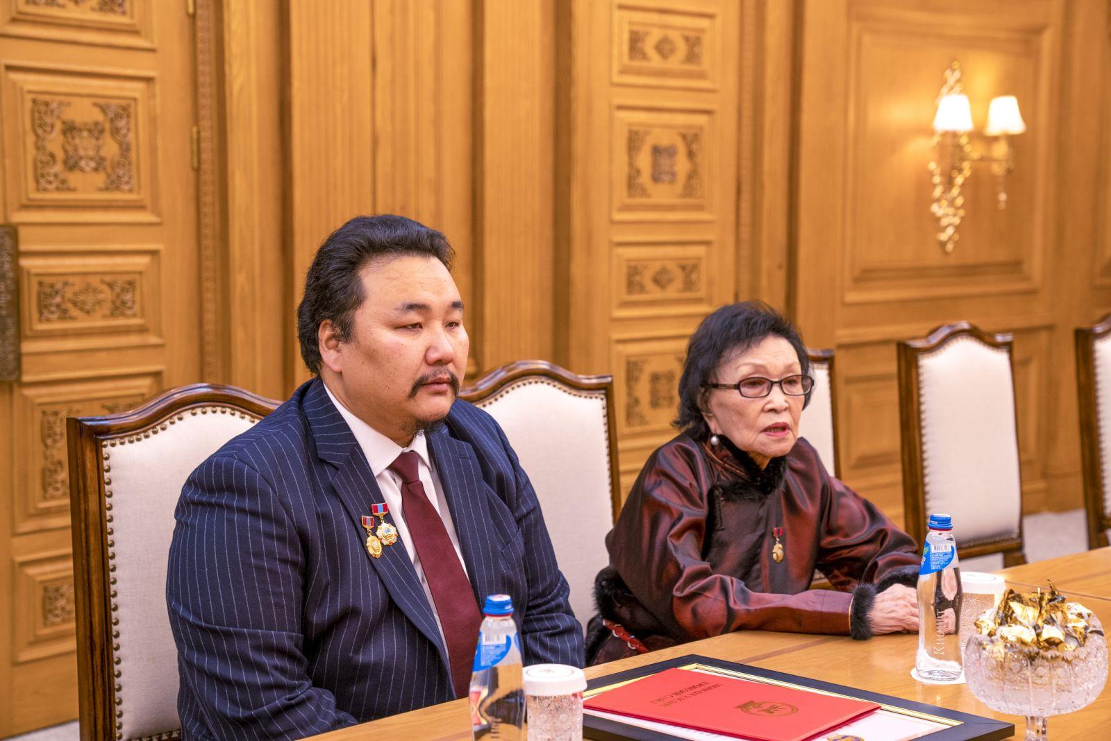 Ерөнхий сайд өөрийн нэрэмжит шагналаа Ардын жүжигчин Э.Амартүвшинд гардууллаа