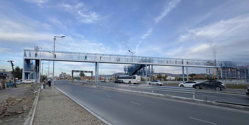 90 метр урттай явган хүний гүүрэн гарц барина