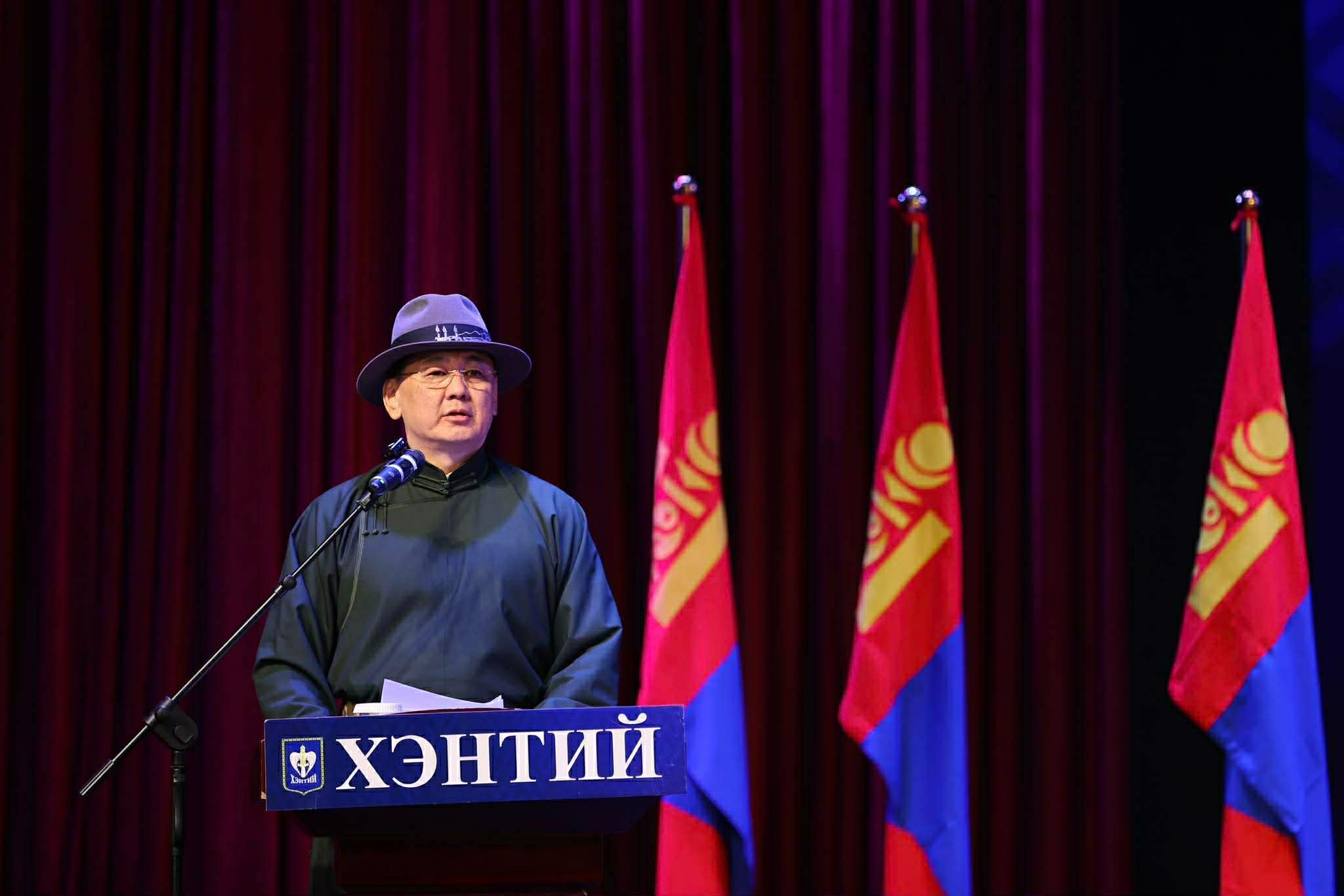 Ерөнхийлөгч У.Хүрэлсүх Хэнтий аймгийн иргэдэд шагнал гардуулав