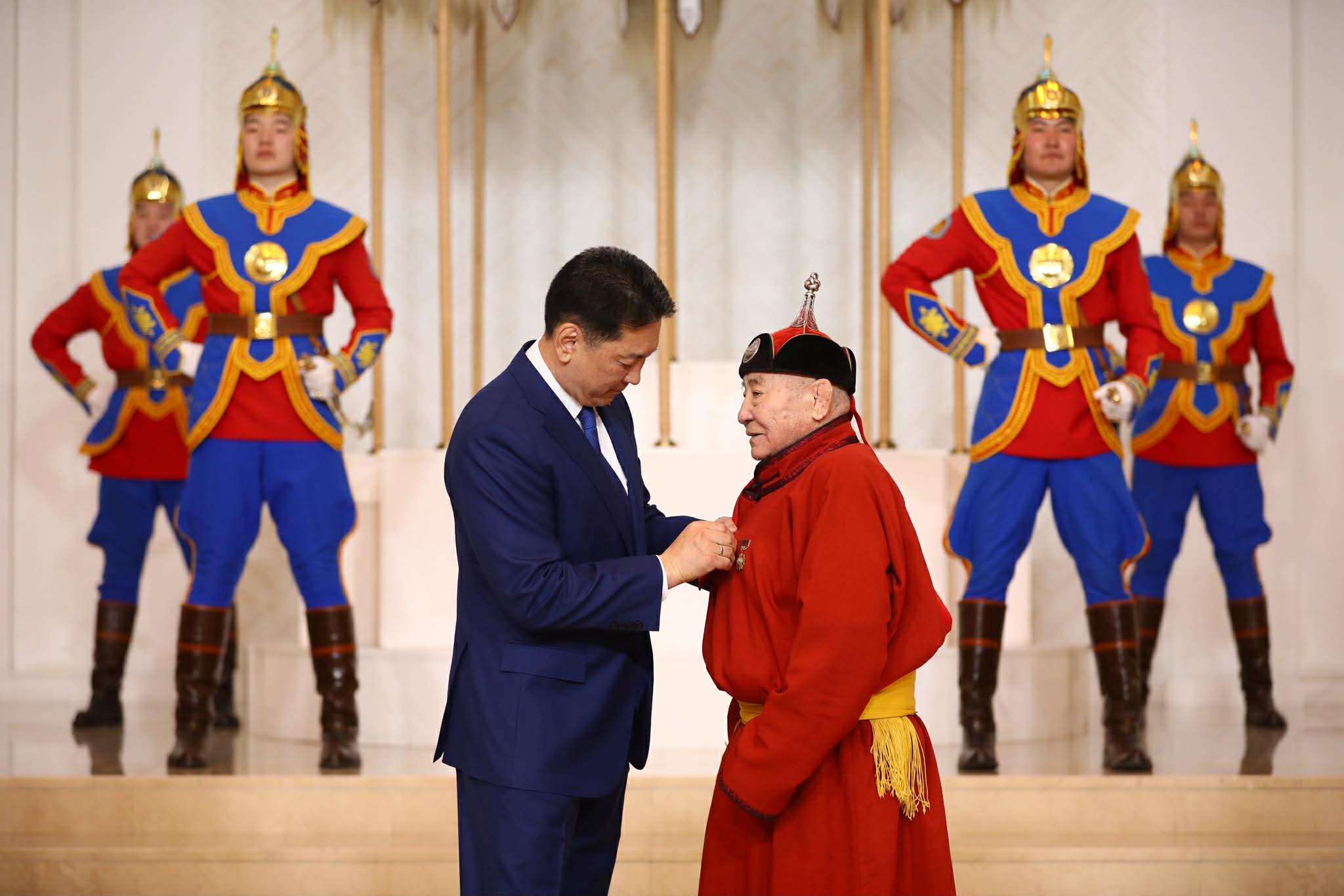 ТАНИЛЦ: Хөдөлмөр бүтээлээ төрдөө үнэлүүлсэн эрхмүүд 