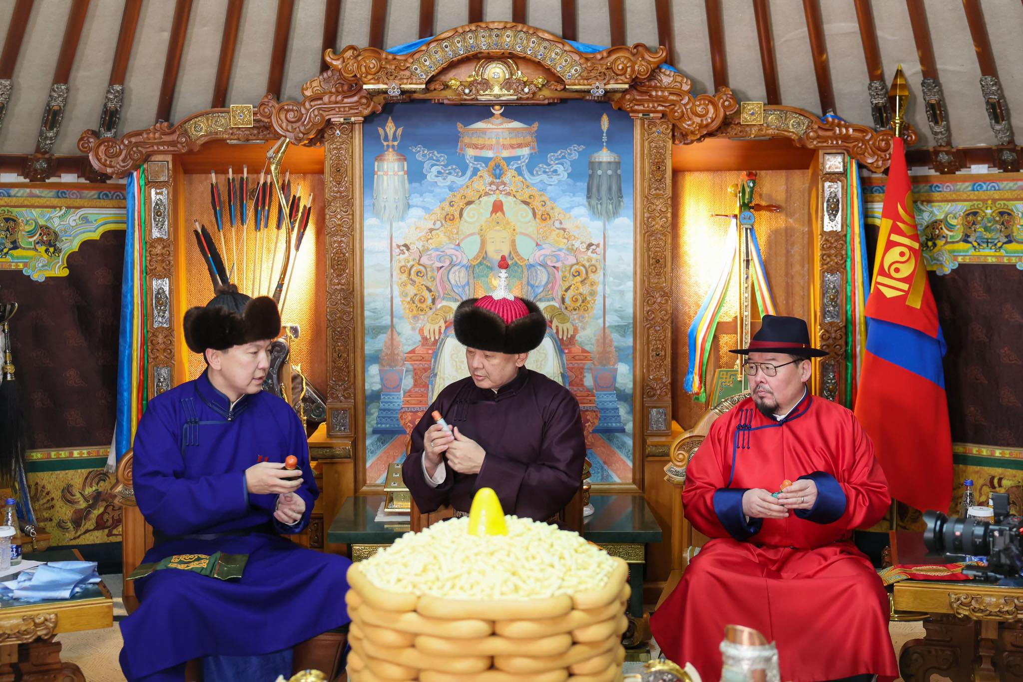 Төрийн гурван өндөрлөг ахмадууддаа хүндэтгэл үзүүлж, золгов