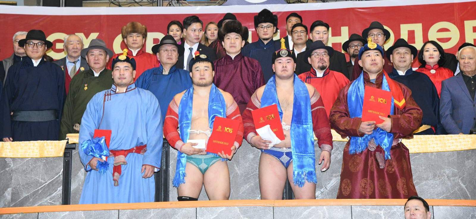 Эх орончдын өдөрт зориулсан барилдаанд харцага Б.Зоригтбаатар түрүүллээ