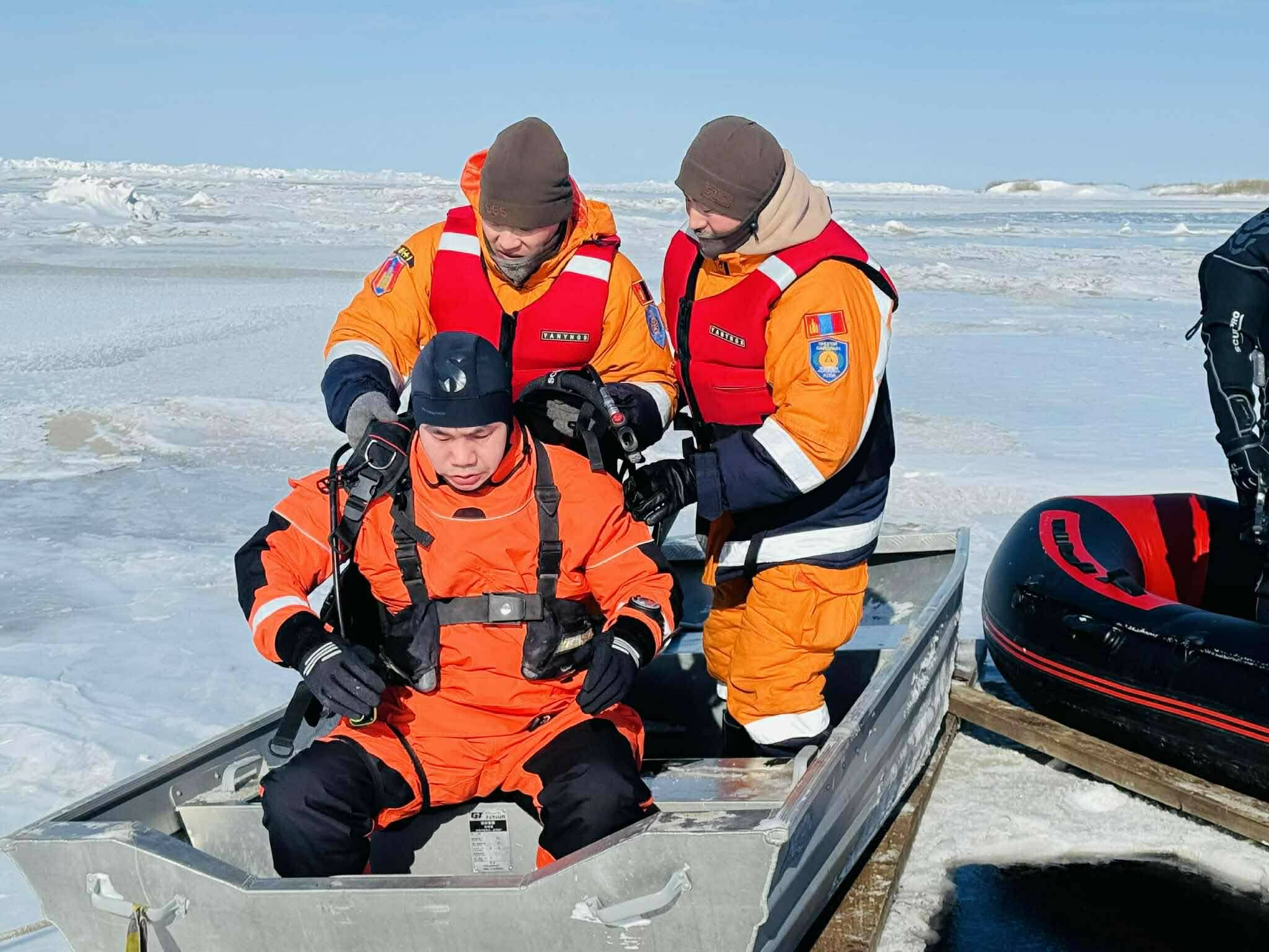 Зарим голуудын мөсний зузаан нимгэрч байна