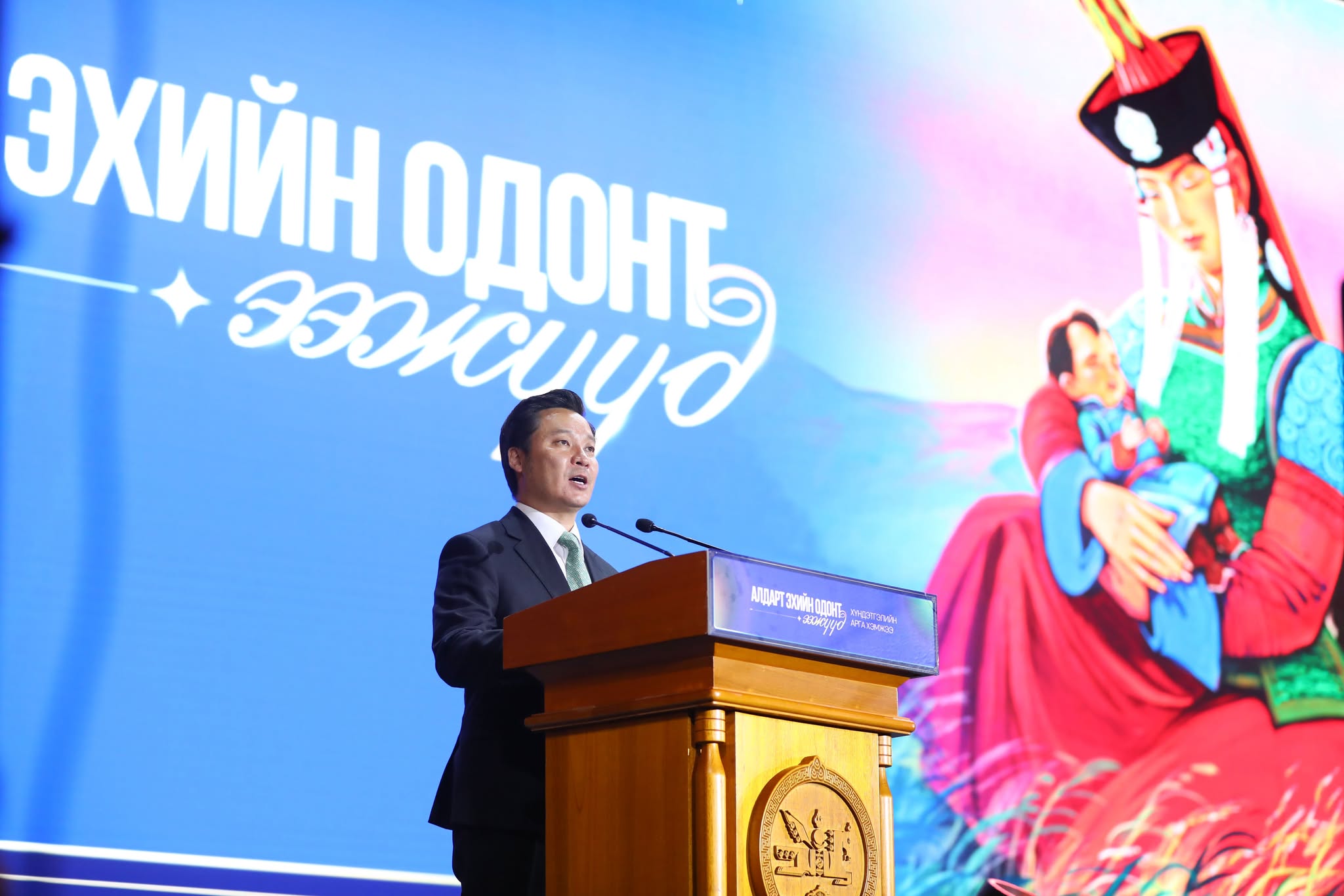 Ерөнхийлөгч У.Хүрэлсүх ээжүүд, охид, бүсгүйчүүдэд талархал илэрхийллээ