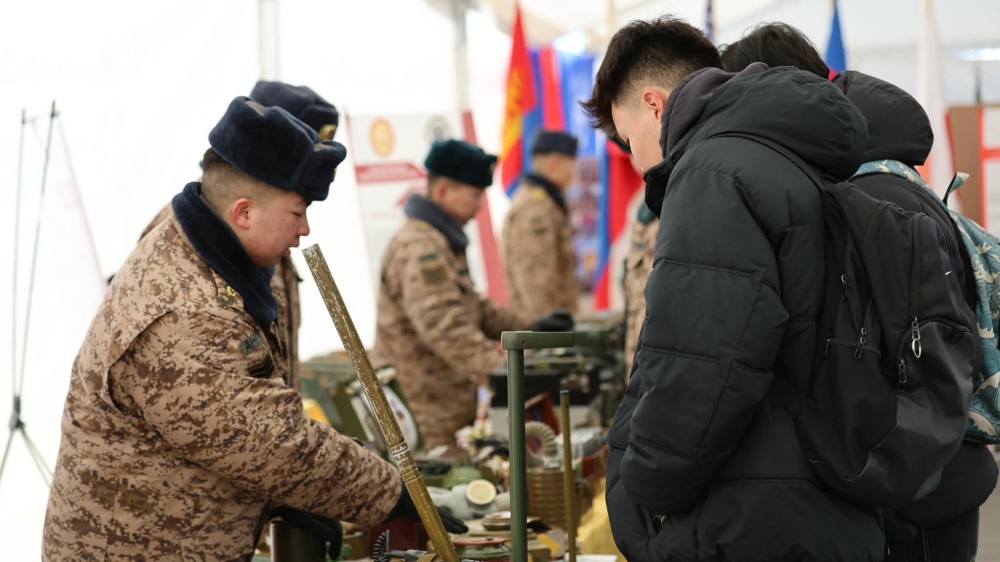 Зэвсэг, техникийн үзэсгэлэнг Сүхбаатарын талбайд дэлгэлээ
