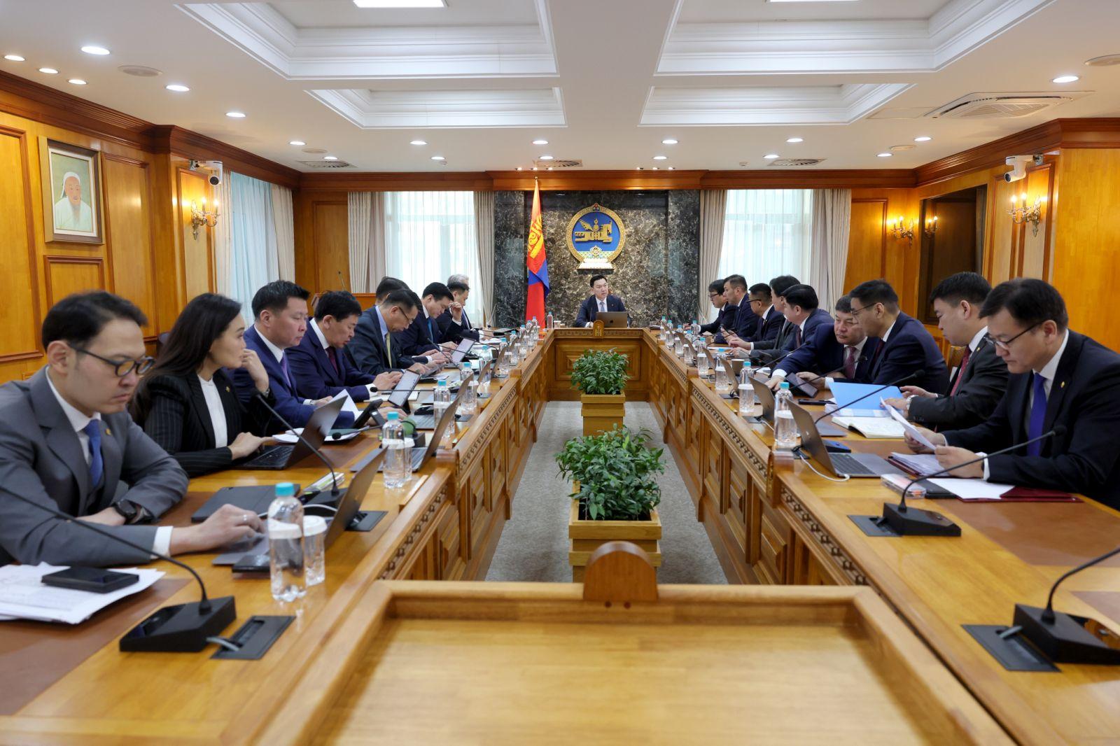 ЗГ:Төрийн албан хаагчдын ажлын ачааллыг бууруулах тогтоолын төсөл хэлэлцэж байна