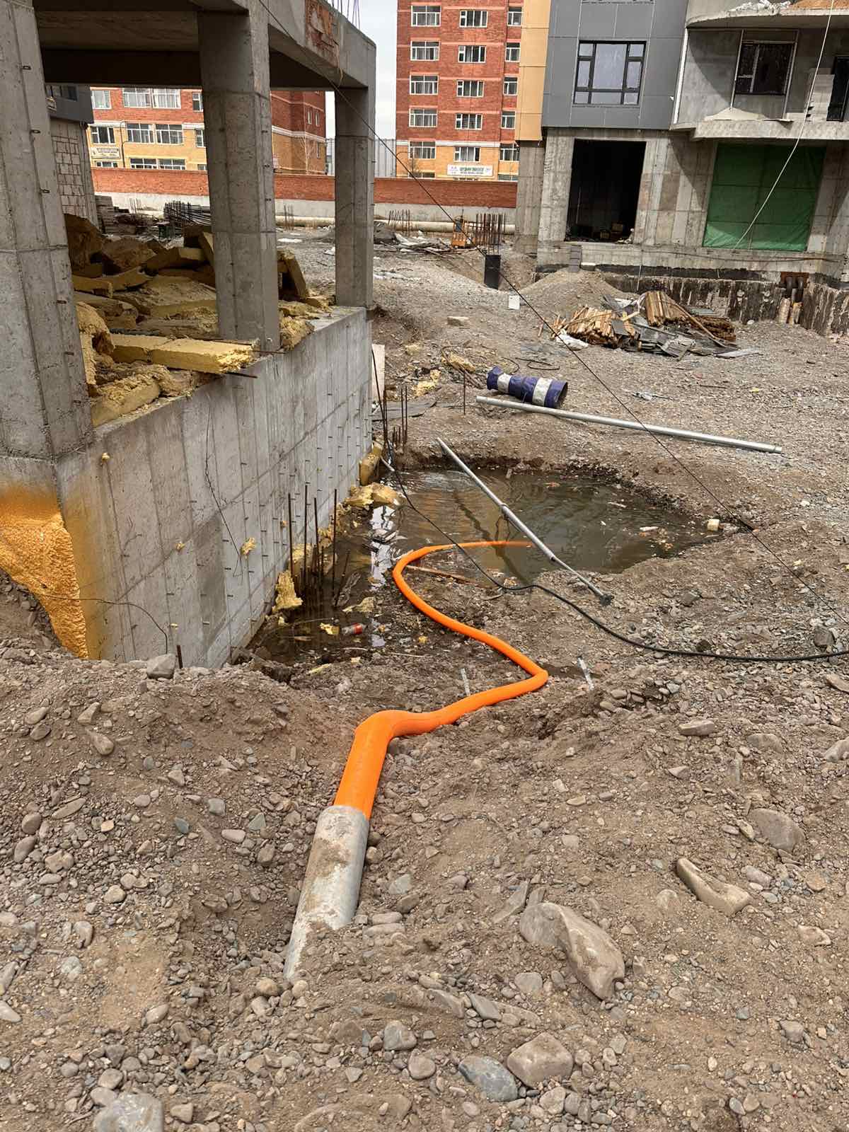 Дунд гол руу техникийн бохирдолтой хөрсний усаа шавхсан “Лонсин Монголиа” ХХК-ийн зөрчлийг илрүүлж, таслан зогсоолоо