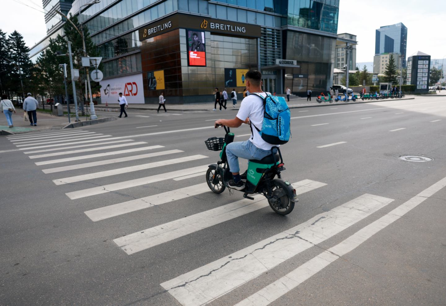 Өнөөдрөөс скүүтер, мопед явган хүний замаар зорчихгүй