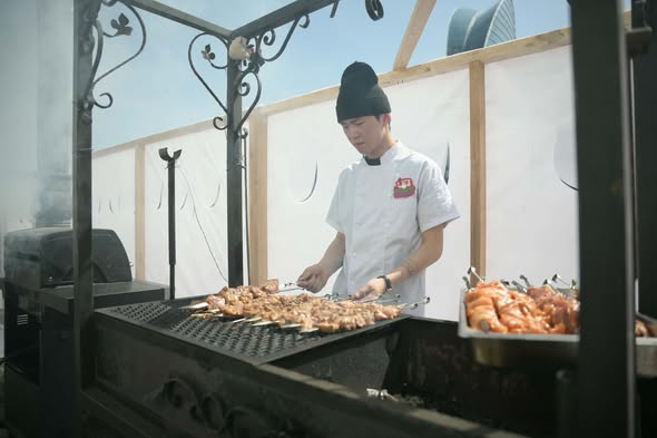 "UB food festival” олон улсын хоолны өдөрлөгт 30 аж ахуйн нэгж 18 үндэстний хоол, зуушаар үйлчилж байна