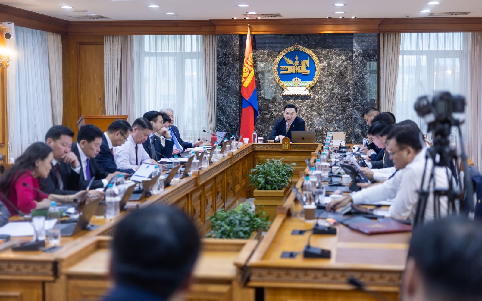 Засгийн газар хуралдаж байна